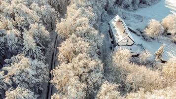 Un hotel cubierto de nieve, con una estructura larga y un estacionamiento.