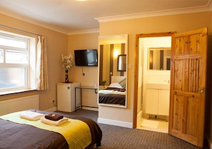 Double Room | Desk, iron/ironing board, free WiFi, bed sheets - Hotel 261 (London)