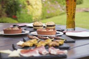 Un montaje para picnic con comida y una cerveza en la mesa.