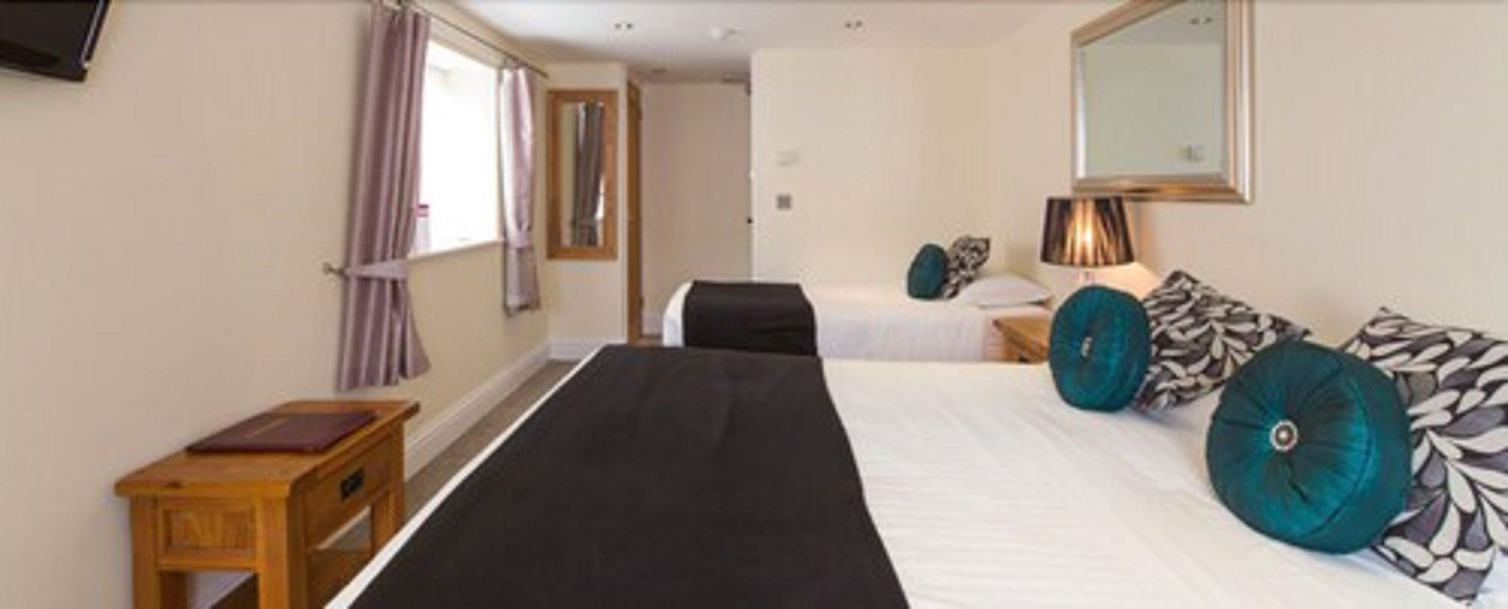 family triple room | in-room safe, desk, iron/ironing board, free wifi