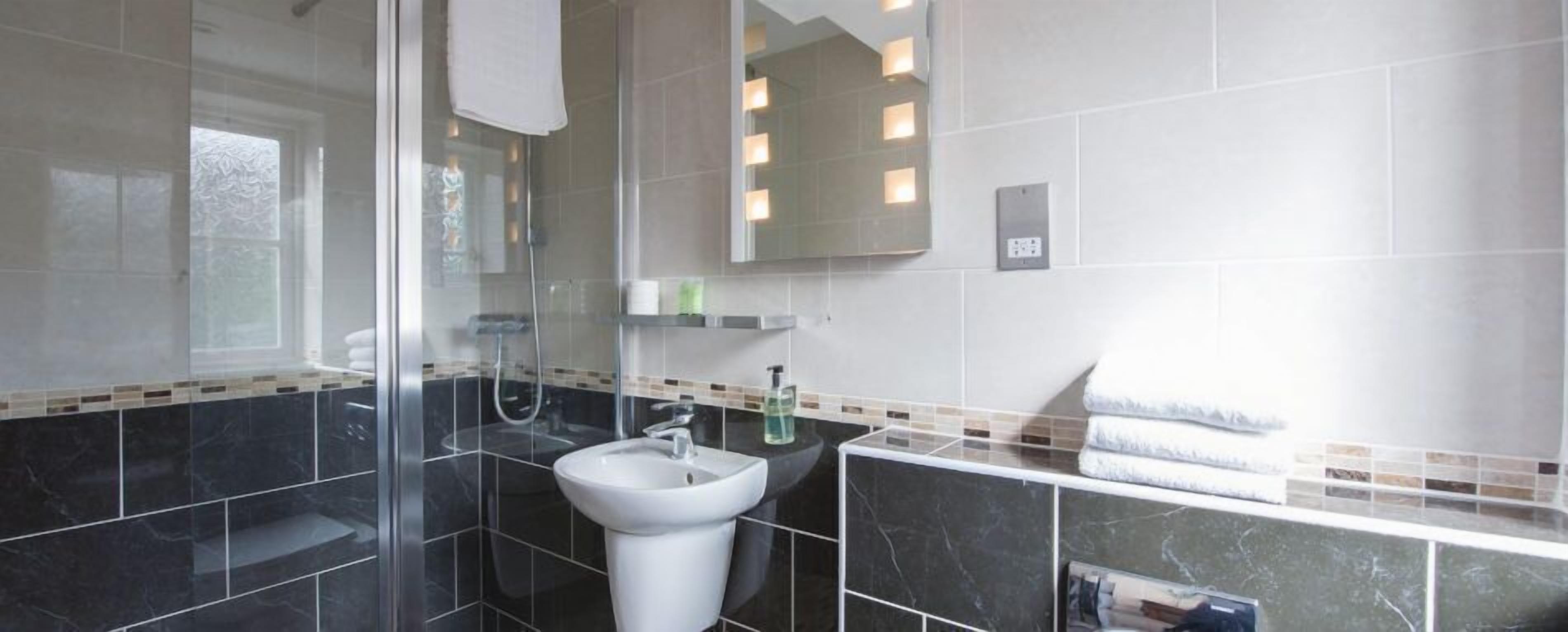 free toiletries, towels