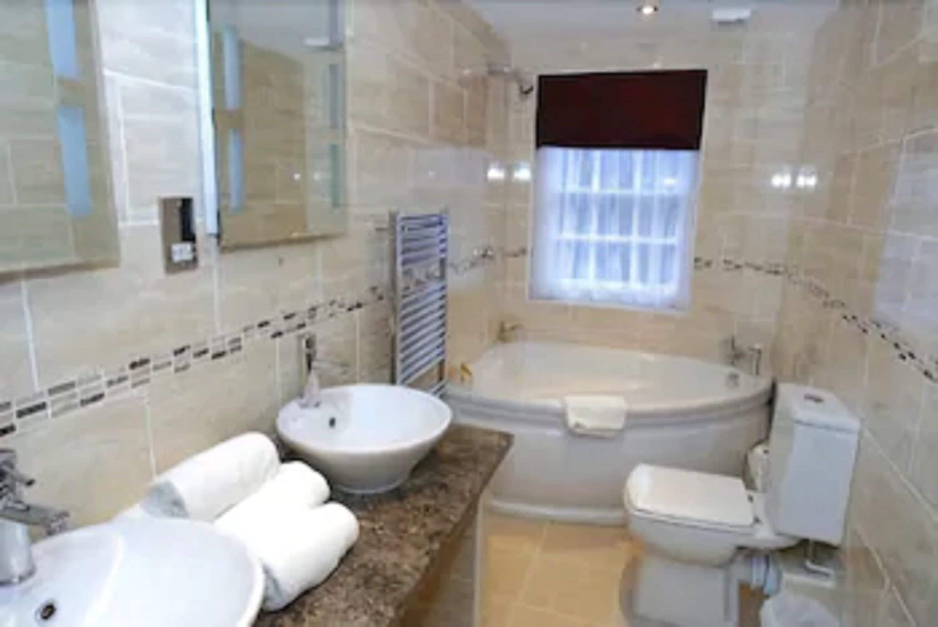family triple room | bathroom | free toiletries, towels