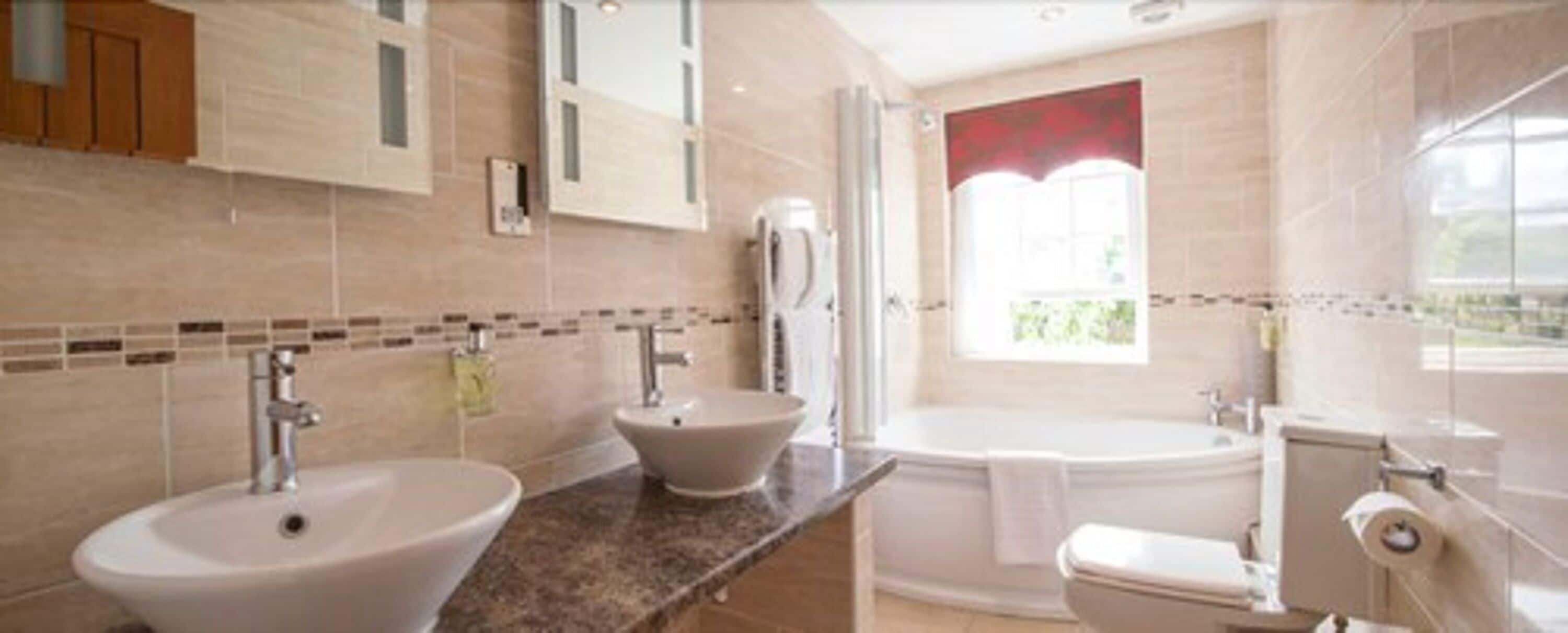 double room | bathroom | free toiletries, towels