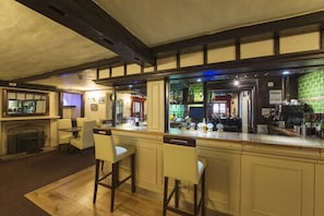 Bar (trong khuôn viên)