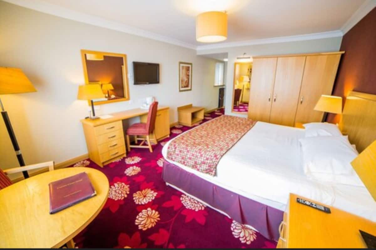 Luxe beddengoed, een bureau, een strijkplank/strijkijzer