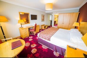 Premium bedding, desk, iron/ironing board, free cribs/infant beds - Curran Court Hotel (Larne)