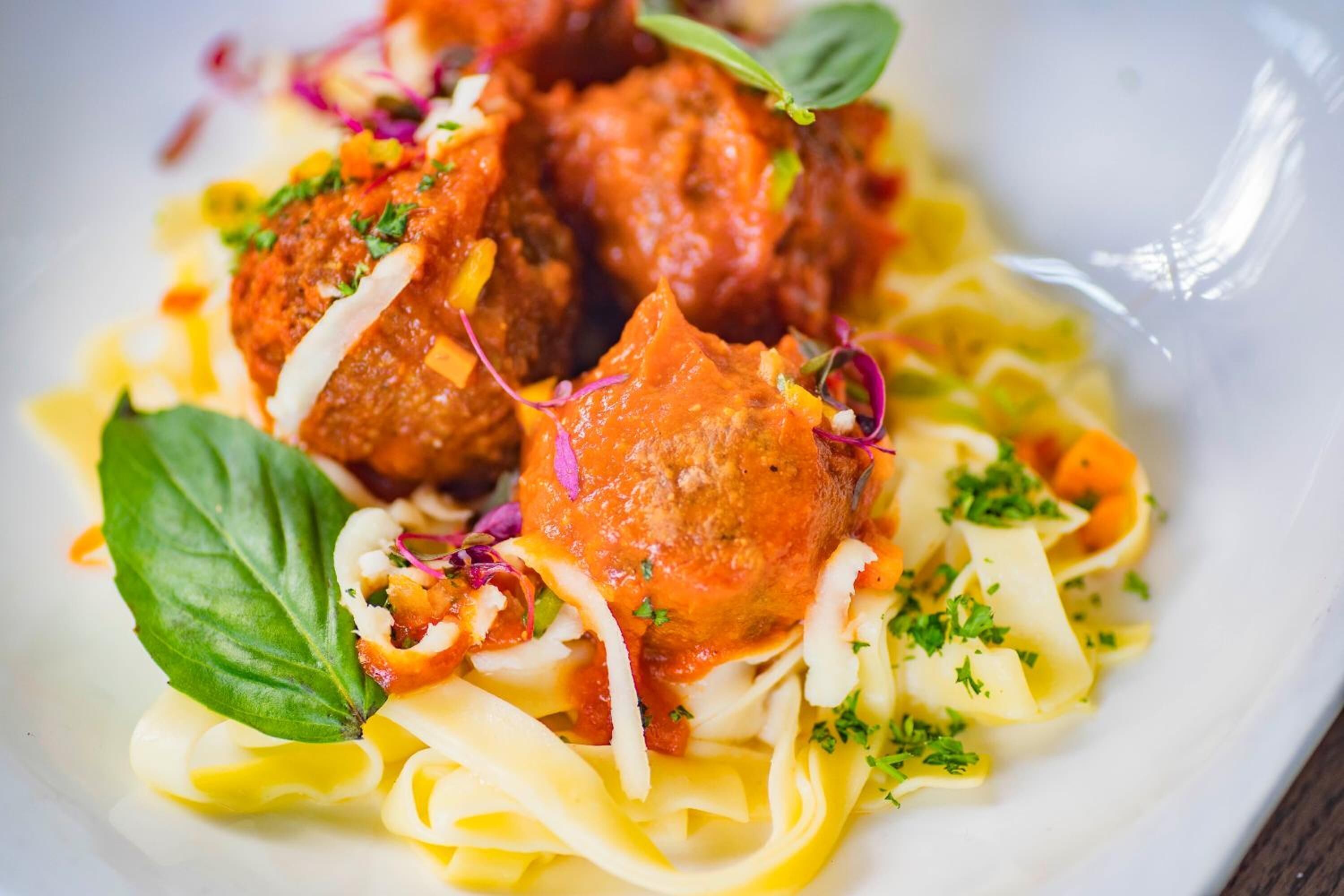 3 restaurants, breakfast served