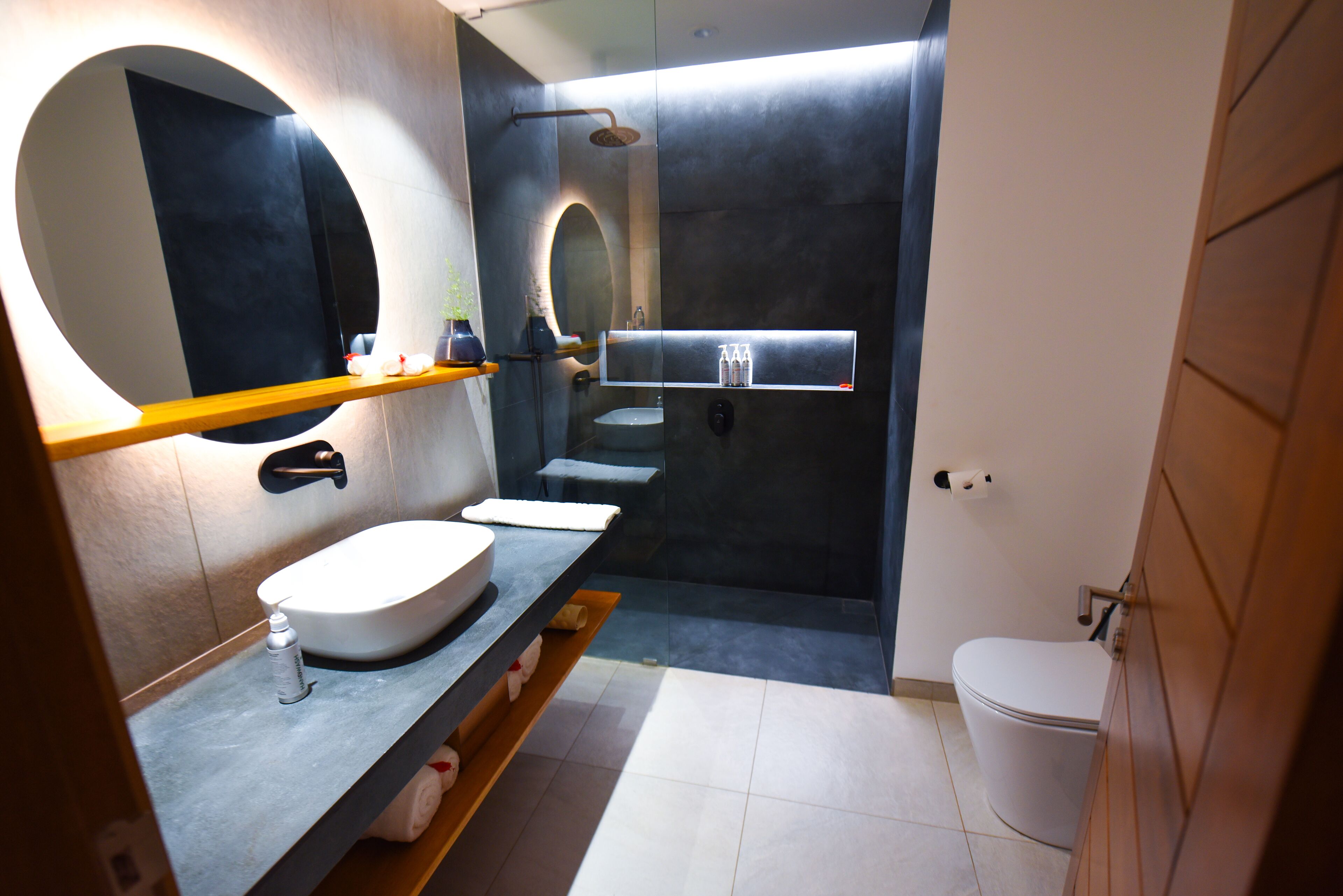 shower, rainfall showerhead, free toiletries, bathrobes