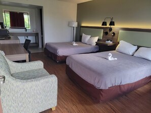 Kamer, 2 tweepersoonsbedden, niet-roken | Een bureau, een strijkplank/strijkijzer, gratis wifi, beddengoed