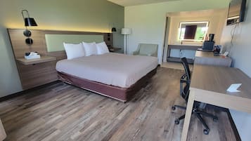 Escritorio, tabla de planchar con plancha, wifi gratis y ropa de cama