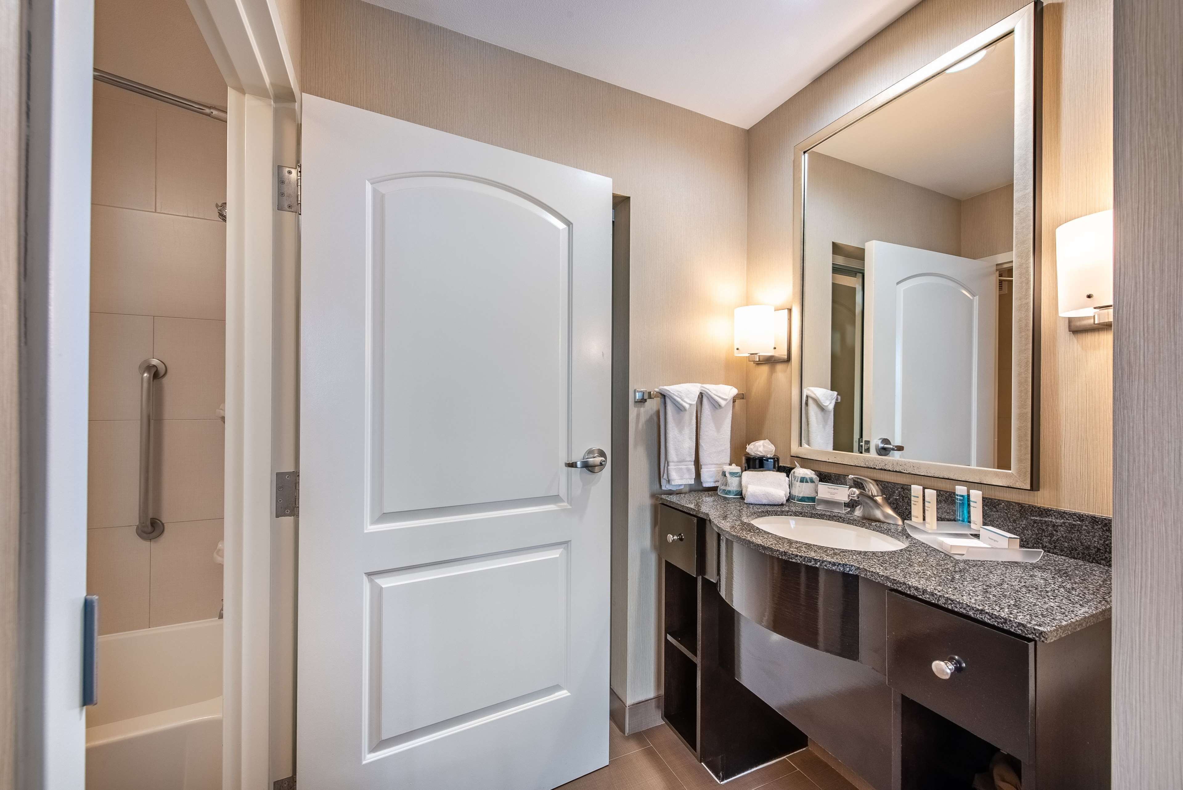 Amenidades de baño gratuitas, secadora de cabello, toallas, jabón 