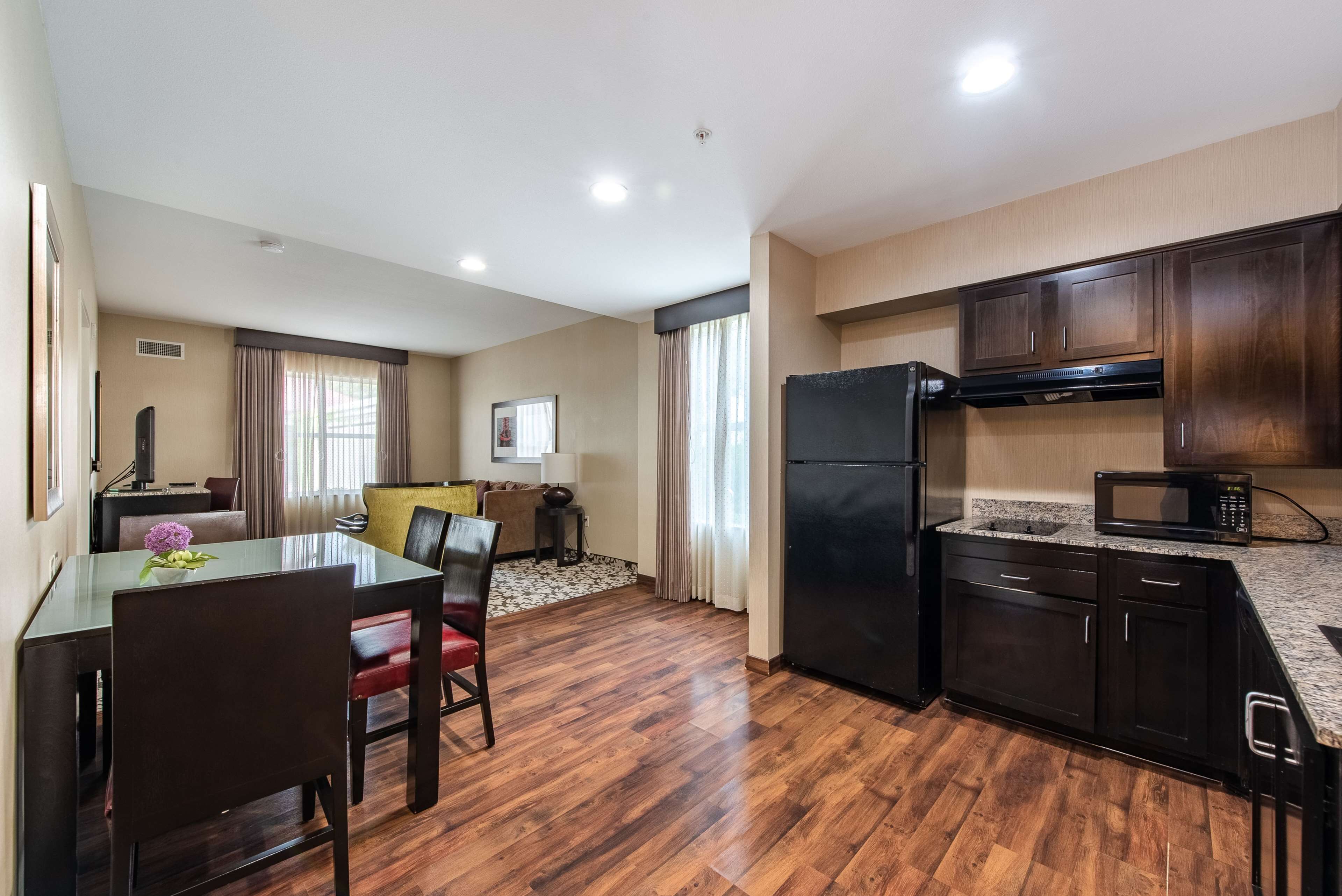 suite, 2 queen beds, accessible (mobility & hearing, roll-in shower) | private kitchen | full-sized fridge, microwave, stovetop, dishwasher