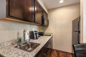 Suíte, 2 quartos, banheira de hidromassagem | Cozinha privada | Geladeira grande, micro-ondas, cooktop, lava-louças