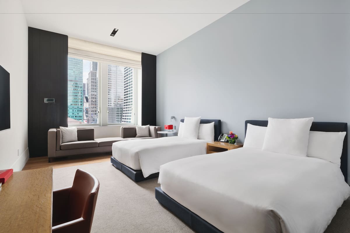Deluxe kamer, 2 tweepersoonsbedden, uitzicht op stad | Luxe beddengoed, pillowtop-bedden, een gratis minibar