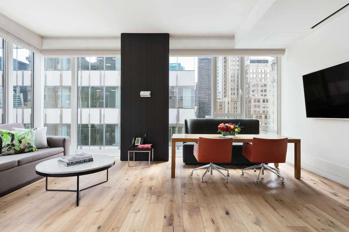 Andaz, Suite, 1 kingsize bed | Woonruimte | Een flatscreentelevisie, een iPod-dock en betaalfilms