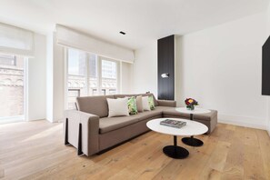 Suite, 1 soverom, balkong | Sengetøy av topp kvalitet, senger med overmadrass og minibar (inkludert)