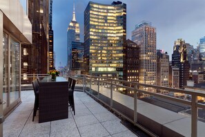 Premium bedding, pillowtop beds, free minibar, in-room safe - ANDAZ 5TH AVENUE, BY HYATT (New York)
