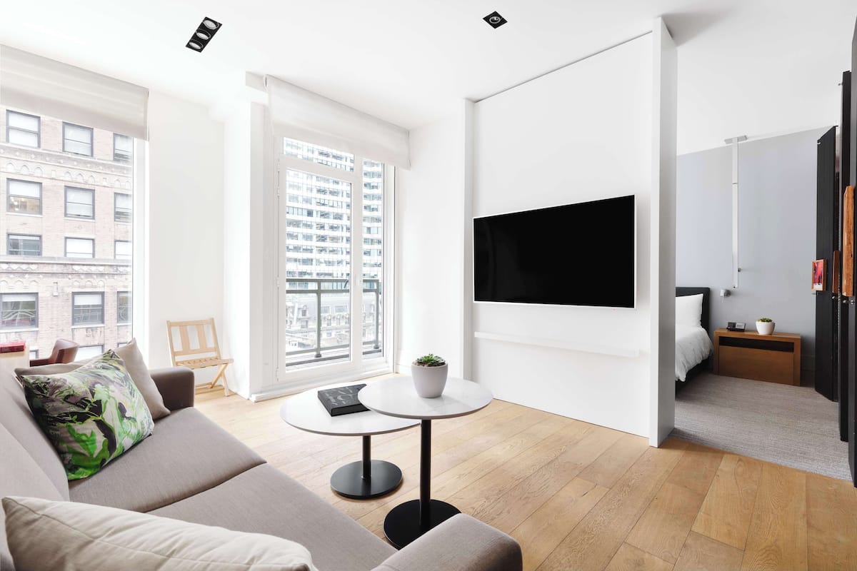 Suite, 1 slaapkamer, balkon | Luxe beddengoed, pillowtop-bedden, een gratis minibar