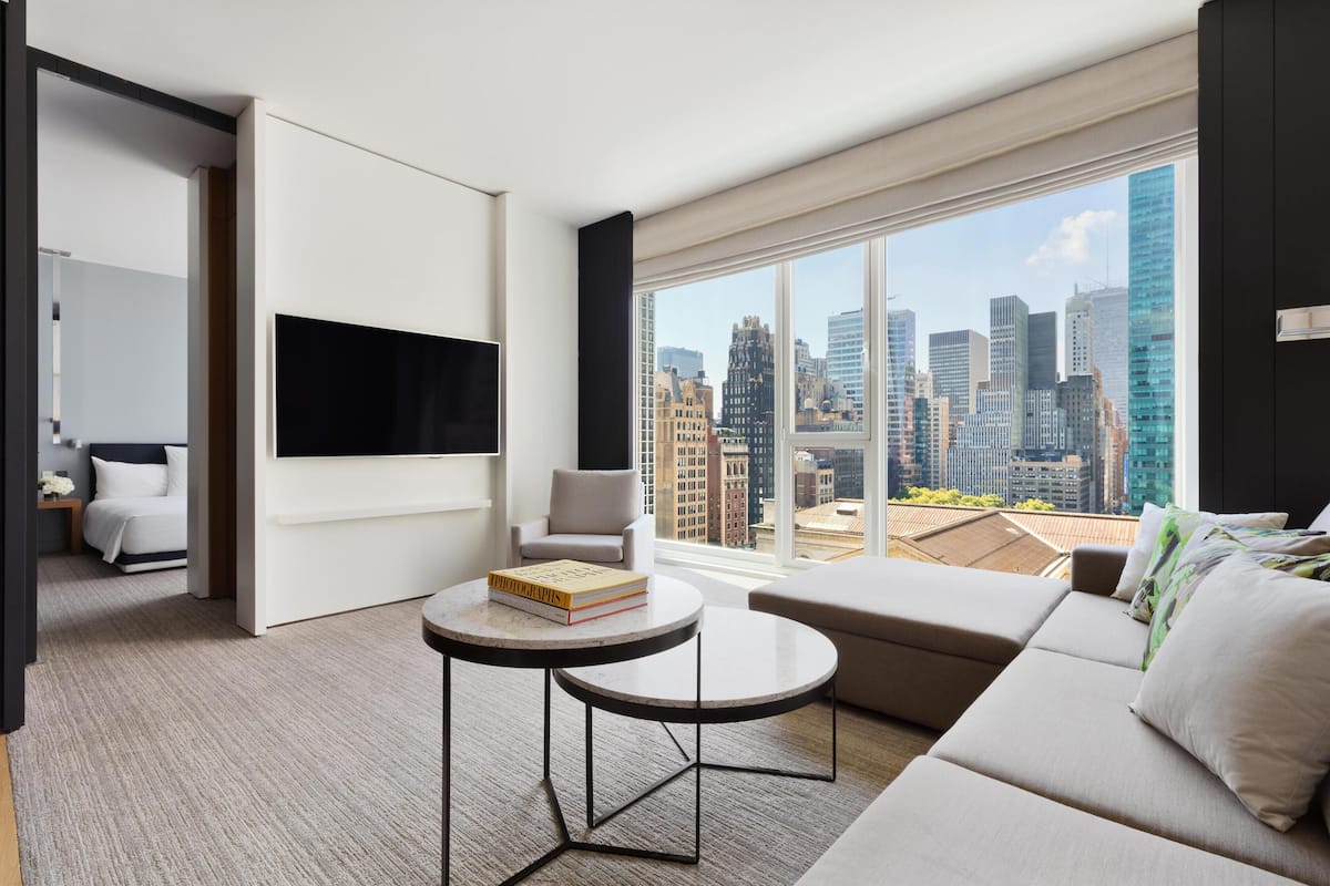 Suite (5TH AVE) | Premium bedding, pillowtop beds, free minibar, in-room safe