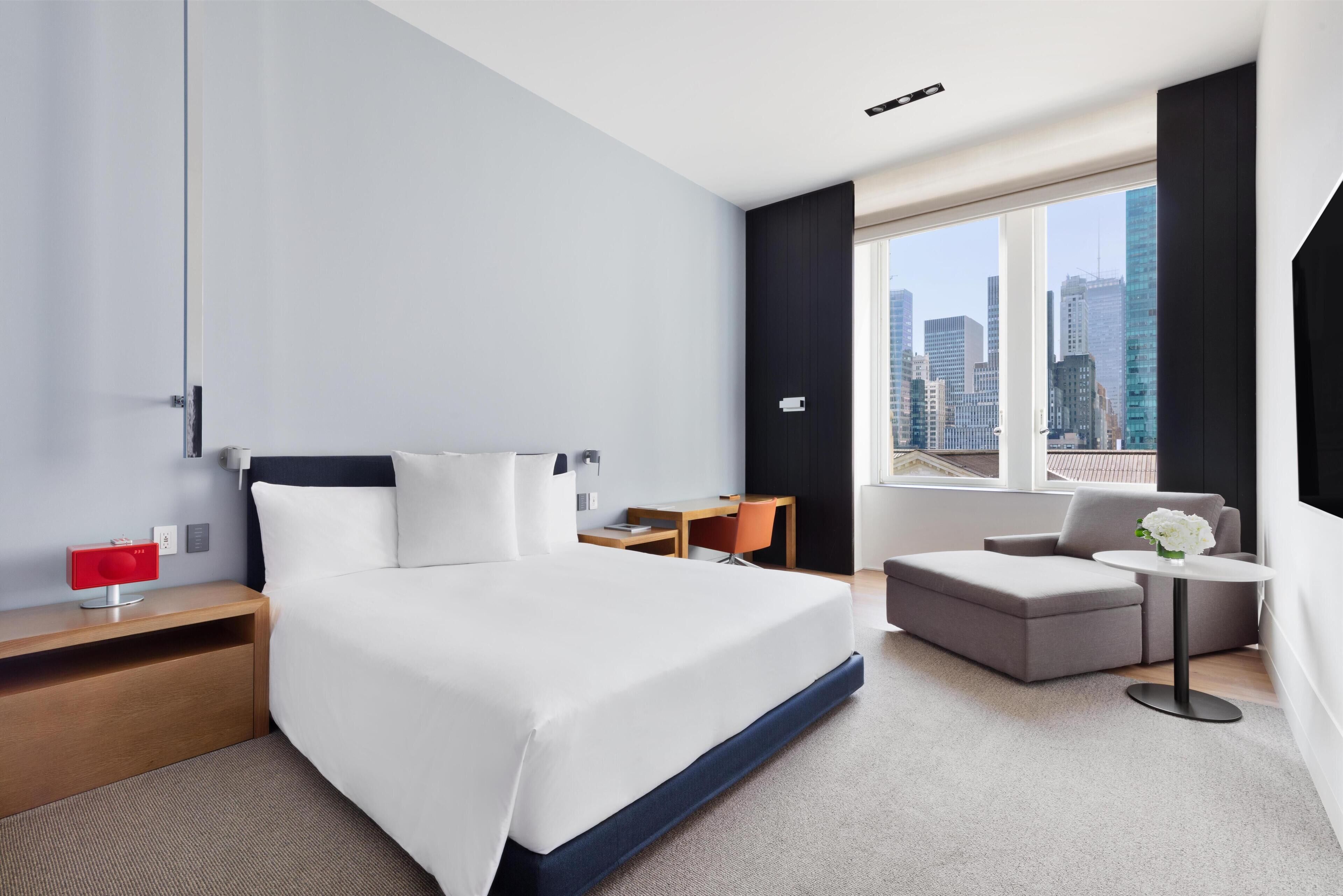 Deluxe Room, 1 King Bed, City View | Premium bedding, pillowtop beds, free minibar, in-room safe