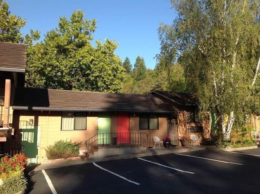 Humboldt Redwoods Inn by null