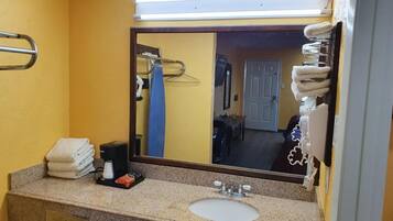 Baignoire, baignoire relaxante profonde, articles de toilette gratuits