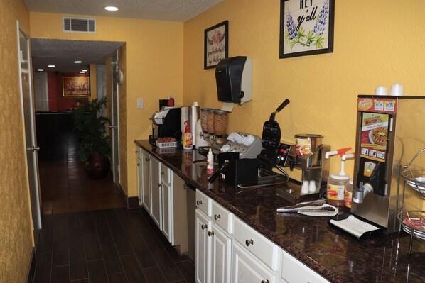 Fridge, microwave, coffee/tea maker - Chaparral Motel (Hallettsville)