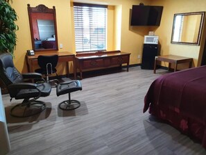 Desk, iron/ironing board, free WiFi, bed sheets - Chaparral Motel (Hallettsville)