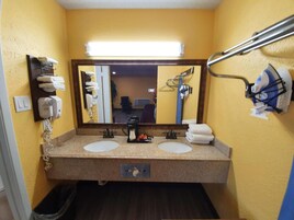 Bañera, bañera profunda y artículos de higiene personal gratuitos