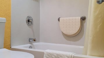 Bañera, bañera profunda, artículos de tocador gratuitos, secador de pelo