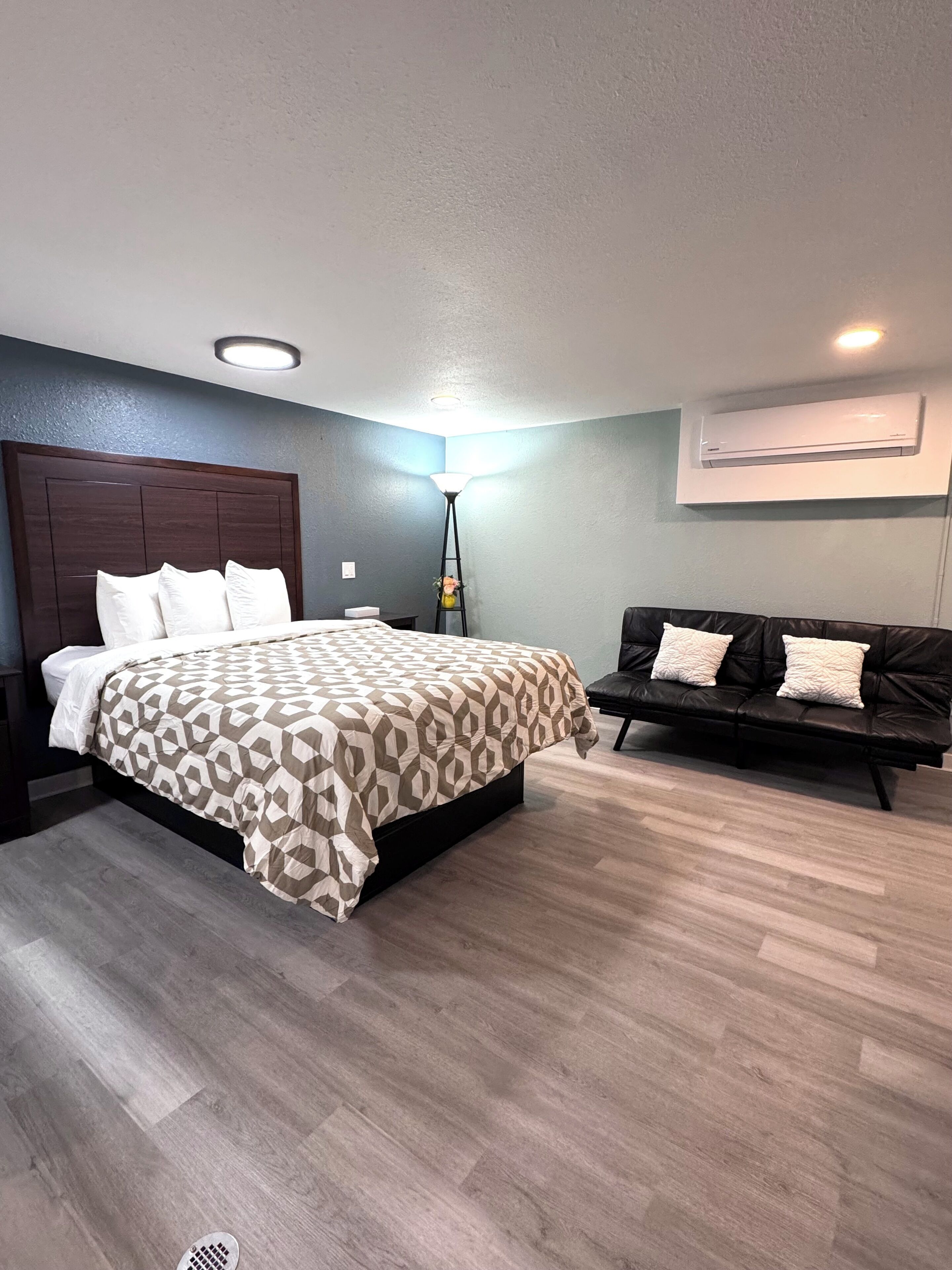 2 Queen Beds, Family Basement Apartment | Caja fuerte, sistema de insonorización, tabla de planchar con plancha