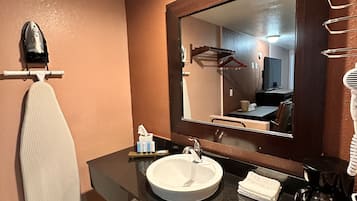In-room safe, soundproofing, iron/ironing board, free WiFi