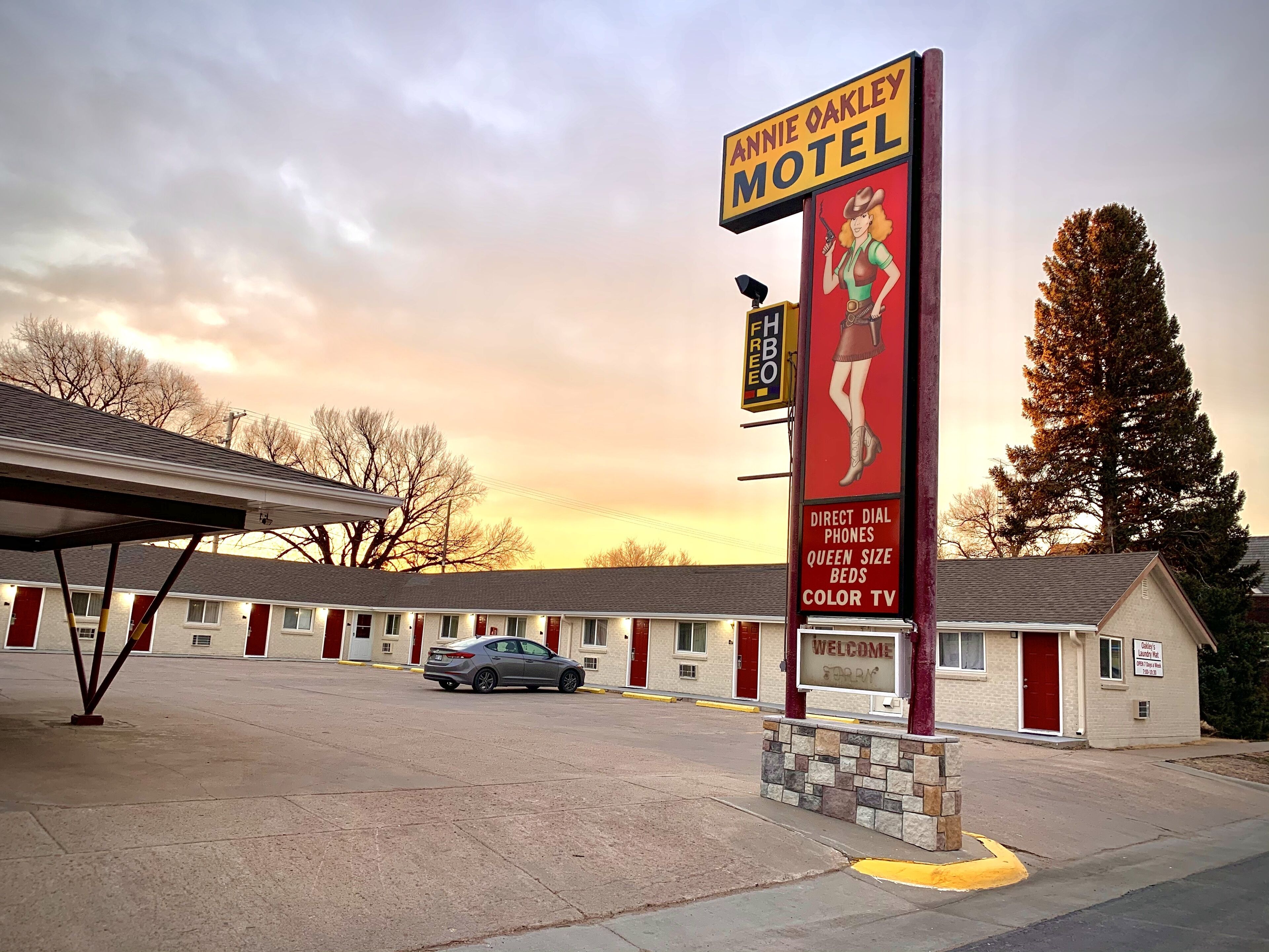 A motel with a large sign advertising Annie Oakley.