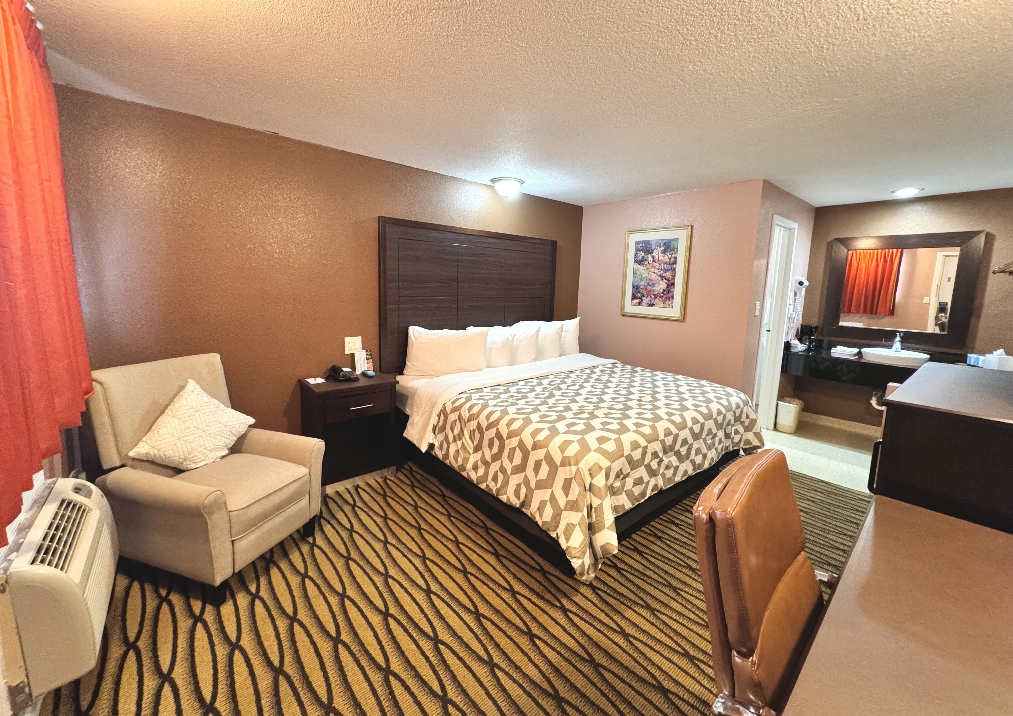 Standard Room, 1 King Bed | In-room safe, soundproofing, iron/ironing board, free WiFi