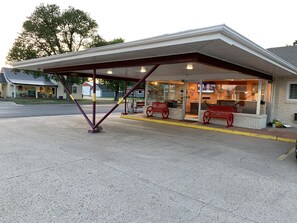 Front of property - Annie Oakley Motel Oakley (Oakley)