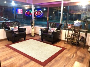 Lobby sitting area - Annie Oakley Motel Oakley (Oakley)