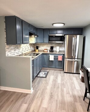 2 Queen Beds, Family Basement Apartment | Eget kjøkken | Kjøkkenutstyr og rengjøringsutstyr