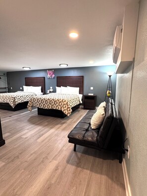 2 Queen Beds, Family Basement Apartment | In-room safe, soundproofing, iron/ironing board, free WiFi - Annie Oakley Motel Oakley (Oakley)