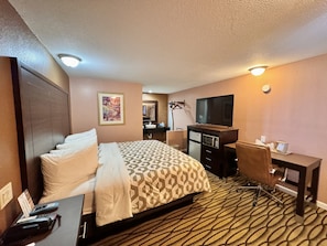 Standard Room, 1 King Bed | In-room safe, soundproofing, iron/ironing board, free WiFi