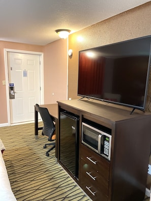 Standard Room, 1 King Bed | In-room safe, soundproofing, iron/ironing board, free WiFi