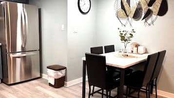 2 Queen Beds, Family Basement Apartment | Servicio a la habitación