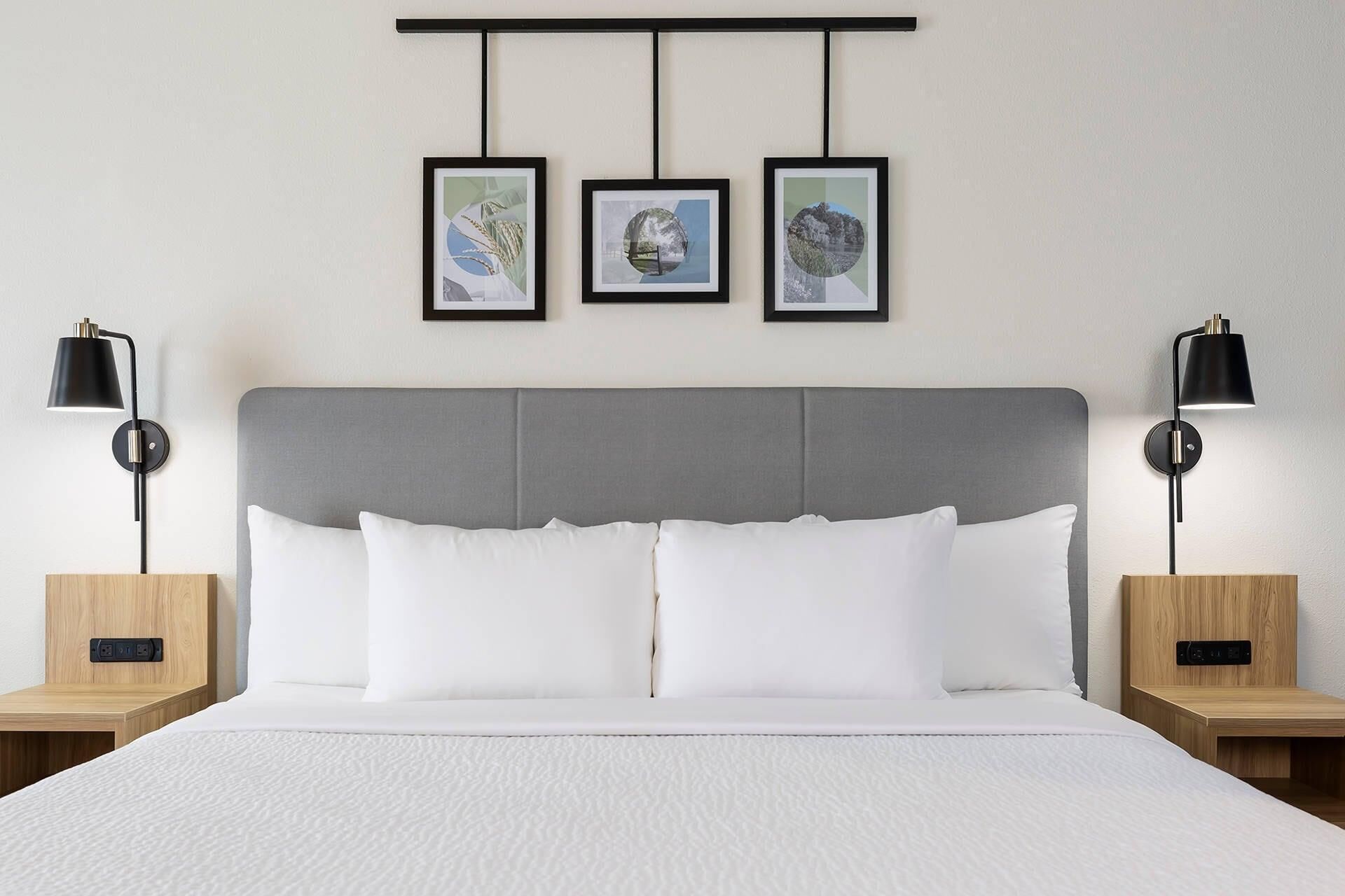 Bureau, fer et planche à repasser, lits bébé (gratuits)