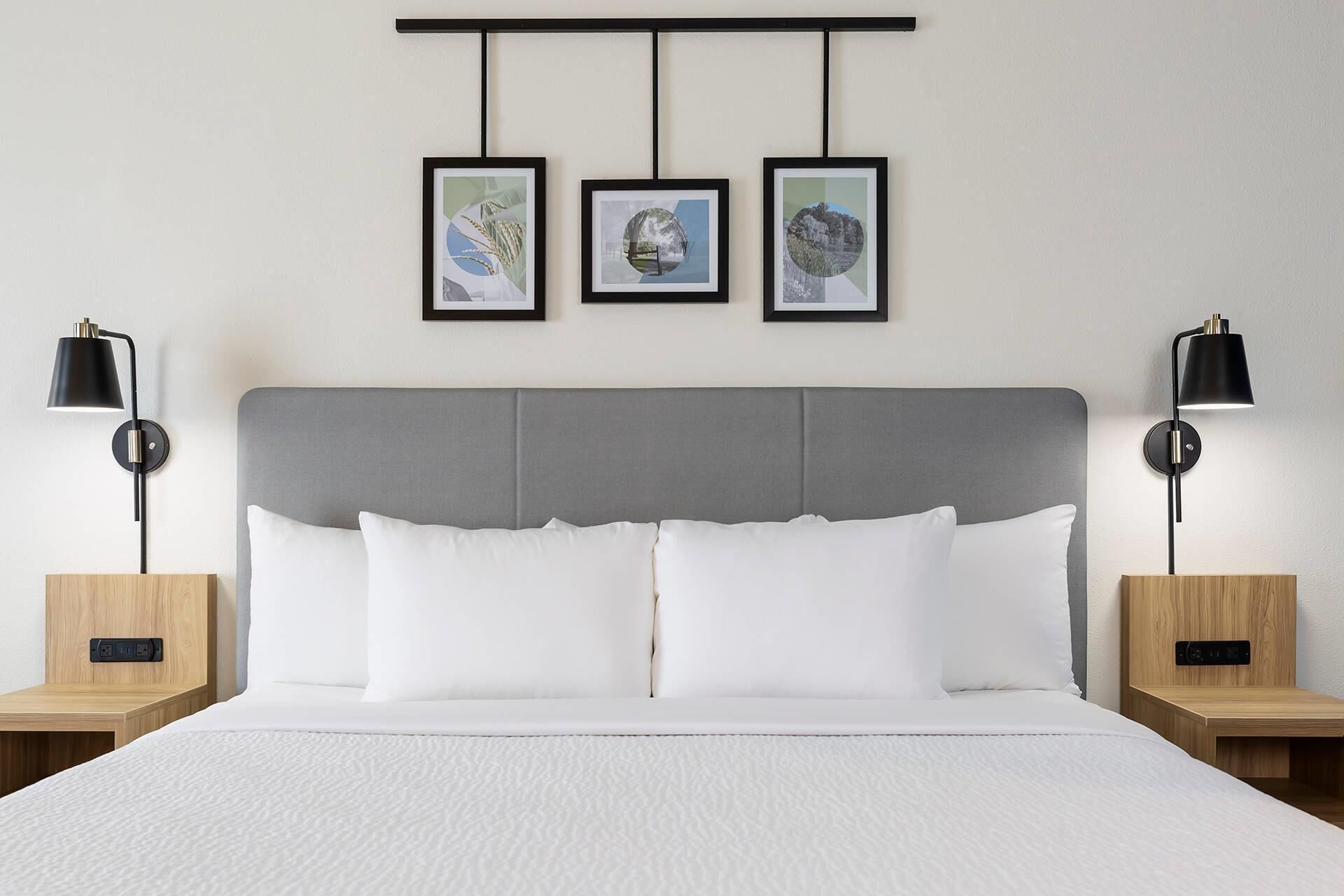 Schreibtisch, Bügeleisen/Bügelbrett, kostenlose Babybetten