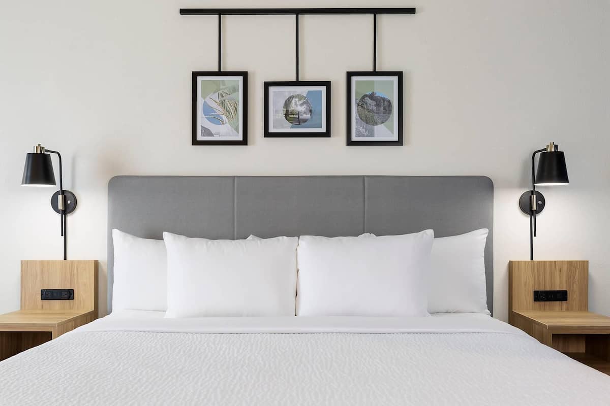 Schreibtisch, Bügeleisen/Bügelbrett, kostenlose Babybetten