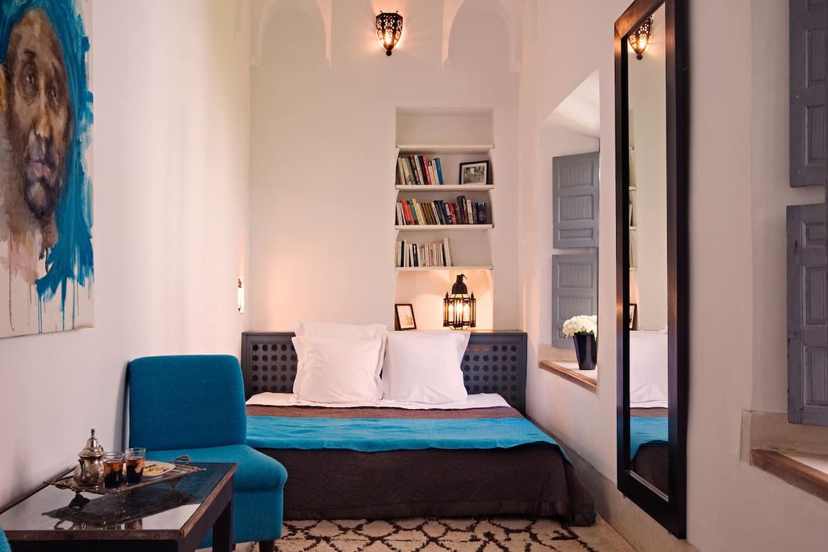 Chambre classique double ou avec lits jumeaux (Berber) | Literie de qualité, coffre-fort, décor unique, ameublement unique