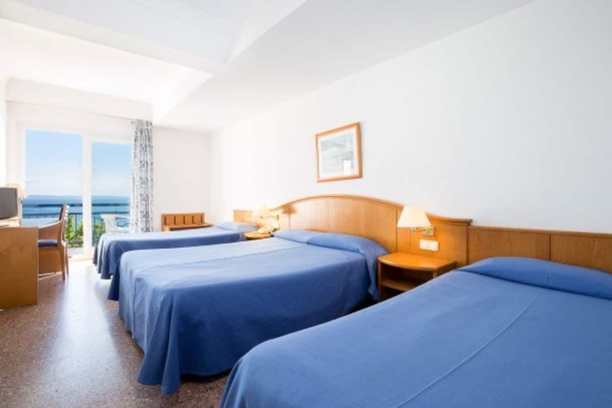 quadruple room, sea view | in-room safe, desk, free cots/infant beds, rollaway beds