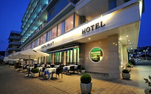 Déjeuner et dîner servis sur place, spécialités Cuisine méditerranéenne