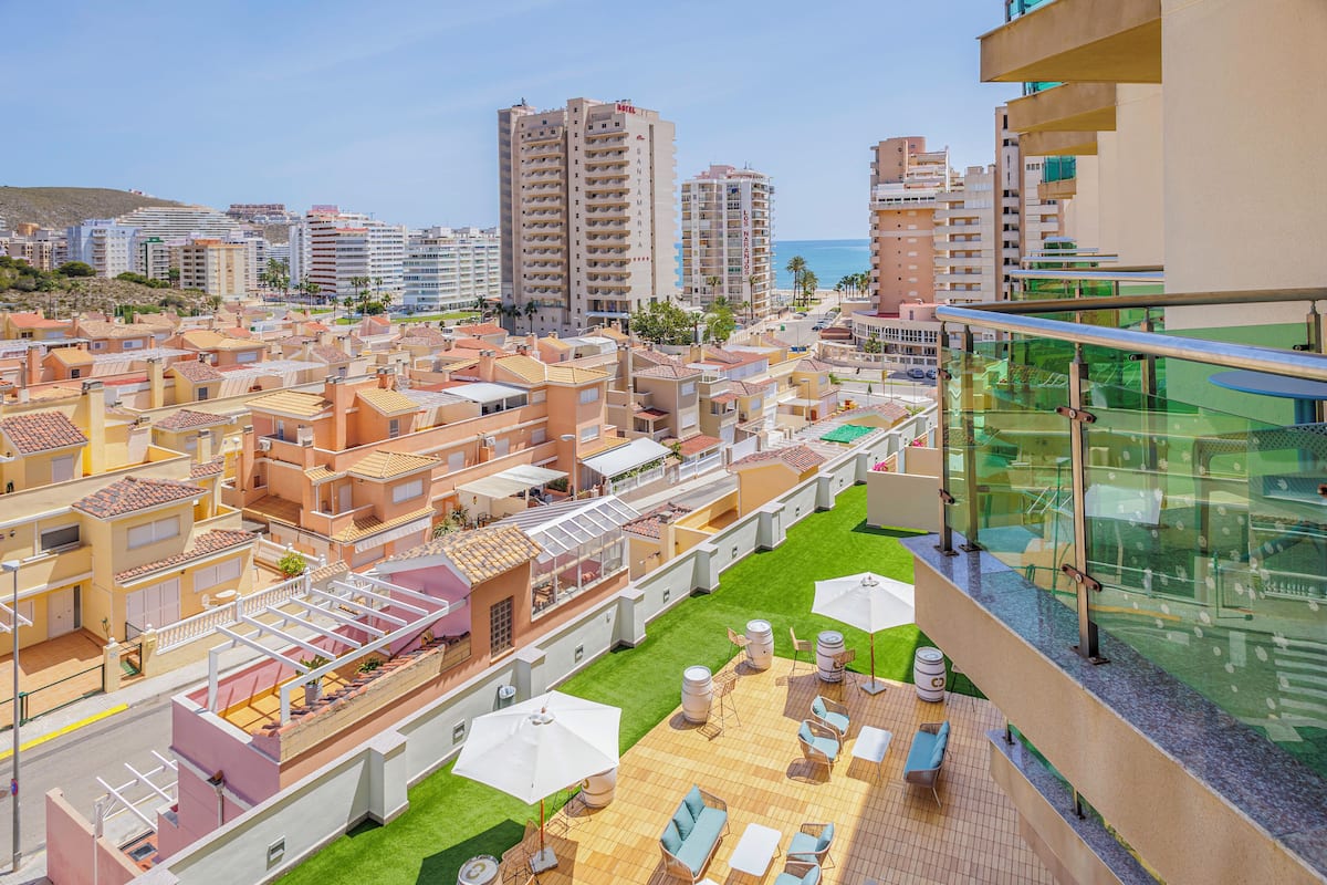 Quarto luxo, vista parcial para o mar | Frigobar, cofres nos quartos, escrivaninha, cortinas blackout