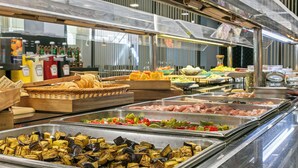 A buffet with various food options including roasted vegetables, meats, and bread. - Cullera Holiday Hotel (Cullera)
