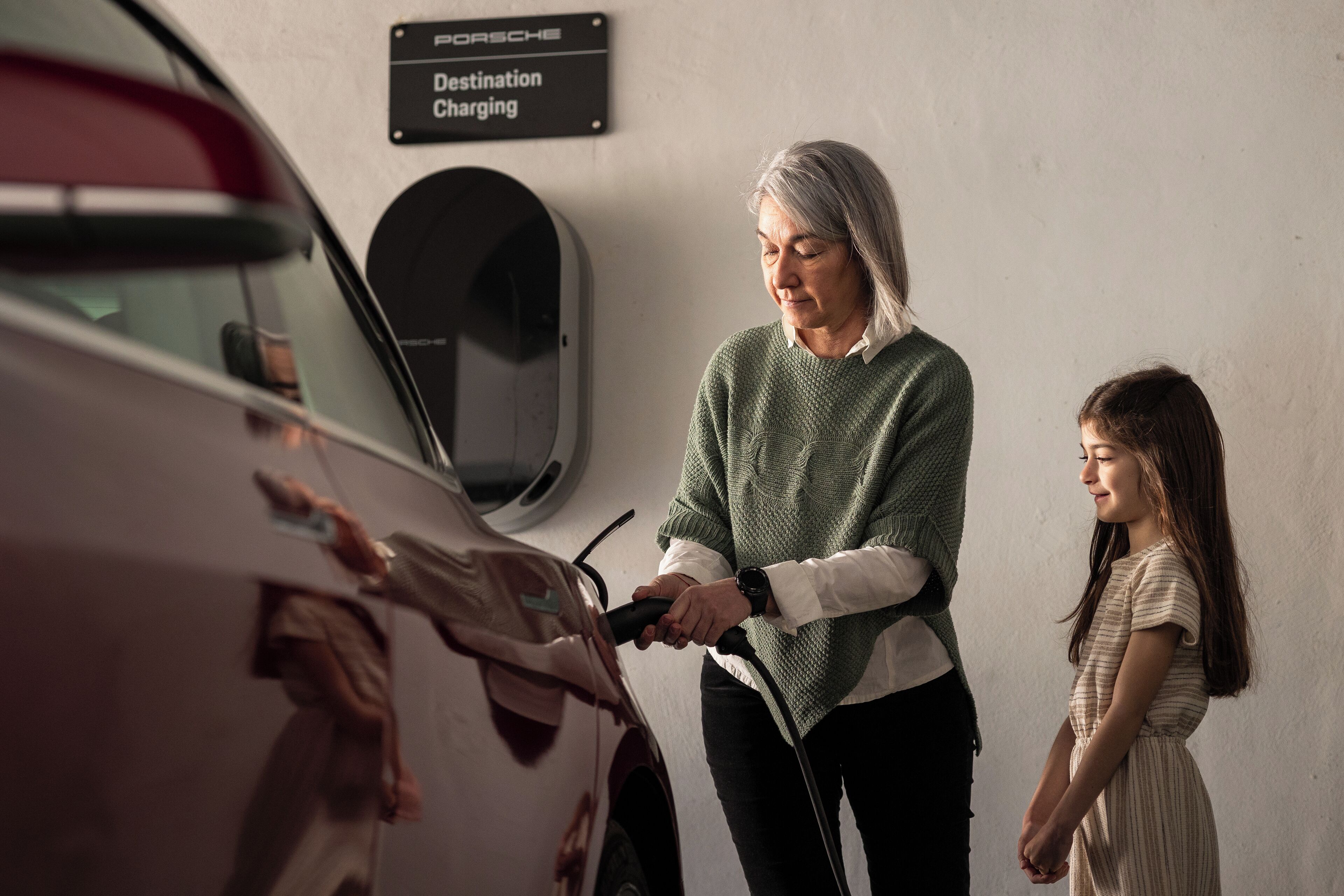 Una estación de carga con la etiqueta 'Destination Charging' para Porsche.